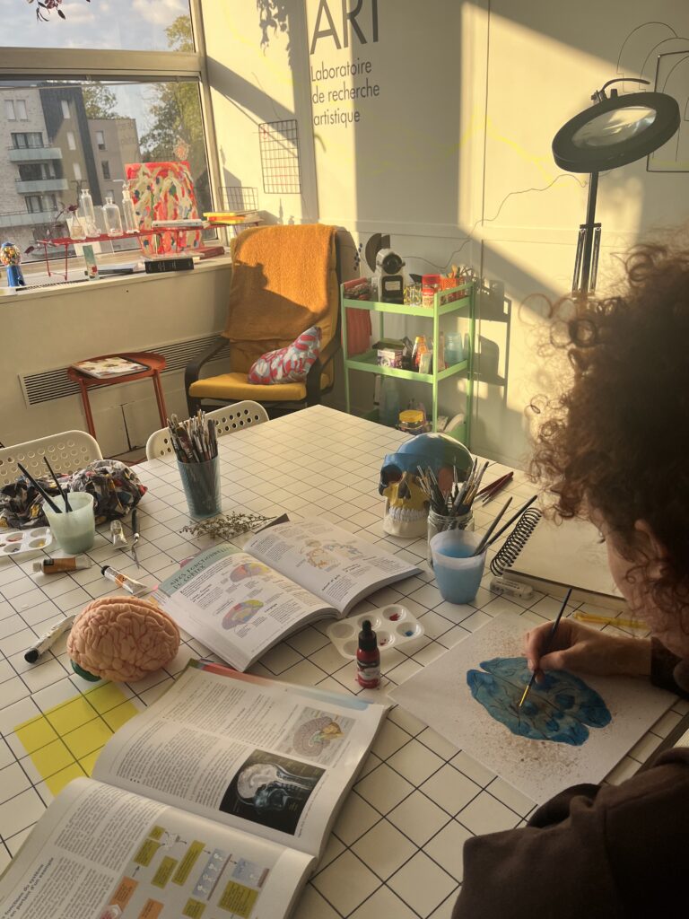 Atelier artistique et scientifique : l’adulte transforme son croquis en aquarelle d’un cerveau