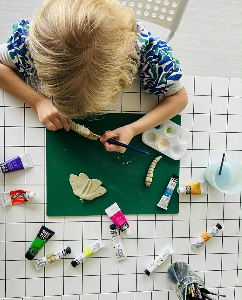 Création d’un insecte en argile par un enfant à l’atelier artistique