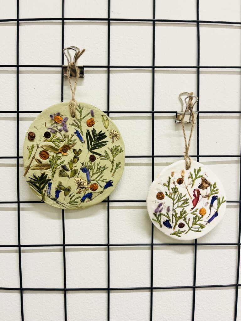 Atelier médaillon argile et fleurs séchées