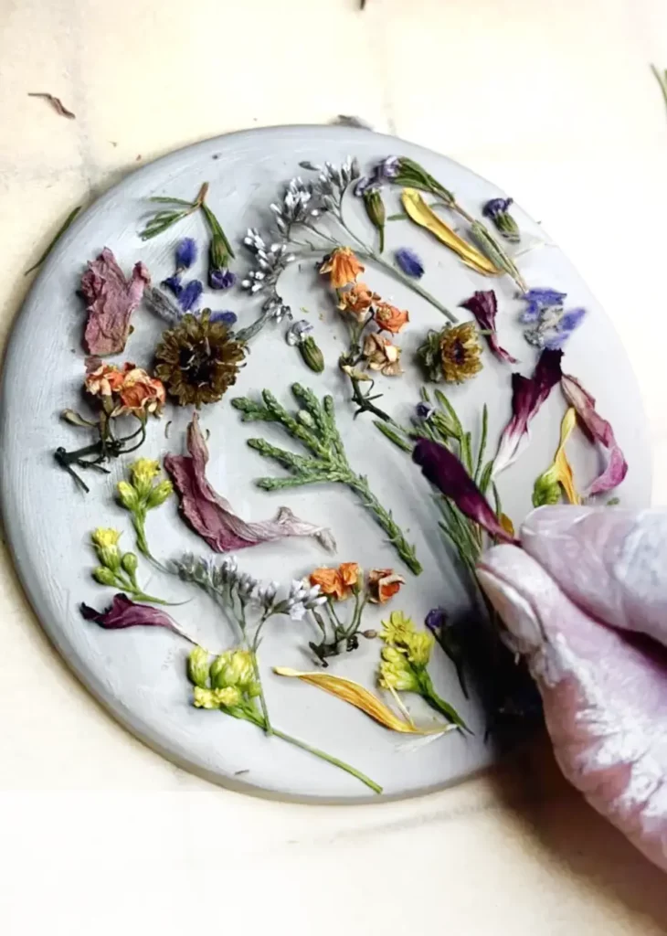 Modelage argile medaillon fleurs séchées