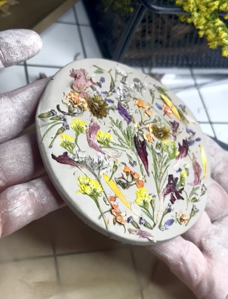 Modelage argile medaillon fleurs séchées