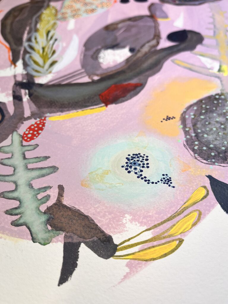Enfant peignant une création artistique basée sur la science à l'atelier Artorium