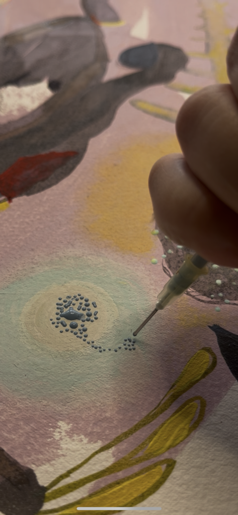 Enfant peignant une création artistique basée sur la science à l'atelier Artorium